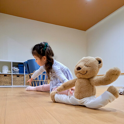 くまのぬいぐるみと女の子（Little Yoga Retreat）| 放出栄町商店街