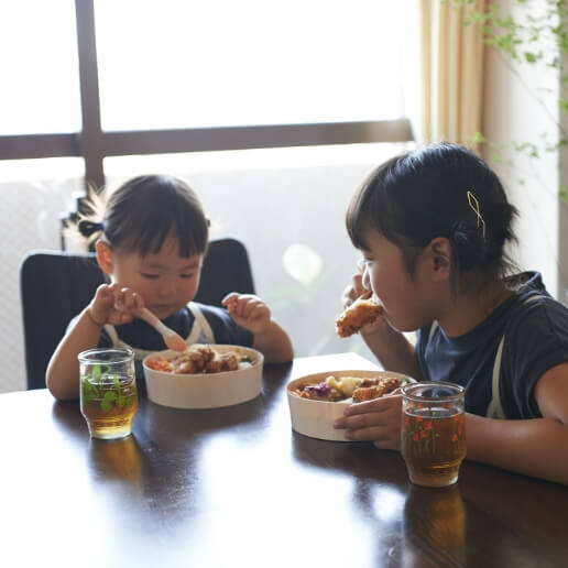 お弁当を食べる子供（Omekashi）| 放出栄町商店街