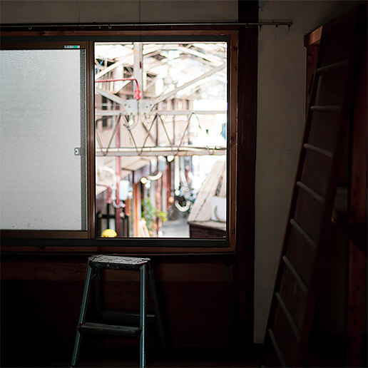 窓から見た放出栄町商店街（刷々 sassa）| 放出栄町商店街